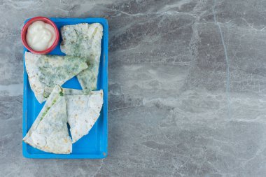 Tepside, mermer zemin üzerinde gutab 'ın yanında bir kase mayonez. Yüksek kalite fotoğraf