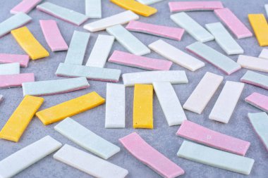 Mermer zemine dağınık sakız yığınları. Yüksek kalite fotoğraf