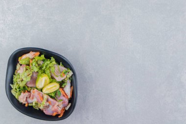 Lezzetli kumkat ve terbiye edilmiş tavuk parçaları beyaz arka planda. Yüksek kalite fotoğraf