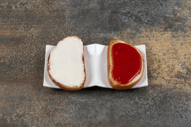 Çilek reçelli ekmek ve beyaz tabakta ekşi krema. Yüksek kalite fotoğraf