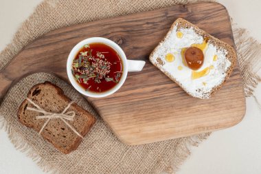 Tahta kesme tahtası, tost ve çuval bezinde çay. Yüksek kalite fotoğraf