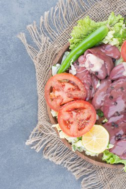 Tahta tabakta çiğ et parçaları ve sebzeler. Yüksek kalite fotoğraf