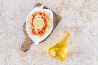 Lezzetli bir makarna tahtası ve cam bir şişe yağ. Yüksek kalite fotoğraf