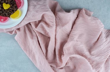 Marmelat tabağı ve kahve çekirdekleri mermer arka planda masa örtüsü. Yüksek kalite fotoğraf