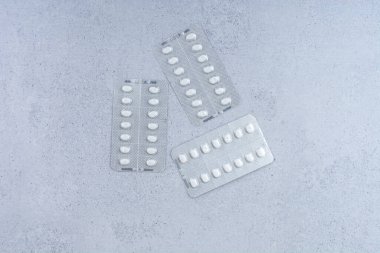 Mermer arka planda üç paket tıbbi hap. Yüksek kalite fotoğraf