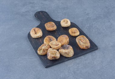 Kurumuş kayısı tahtada, mermer arka planda. Yüksek kalite fotoğraf