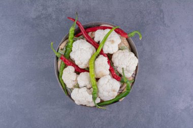 Kırmızı biberli sebze panosu ve karnabahar. Yüksek kalite fotoğraf