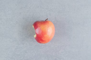 Mermer zemin üzerinde duran ısırık elması. Yüksek kalite fotoğraf