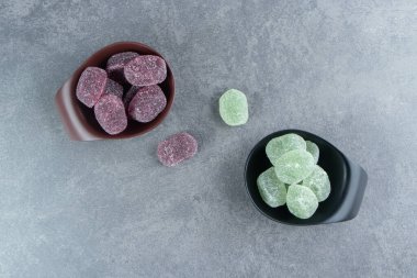 Siyah tabakta tatlı jöle şekeri. Yüksek kalite fotoğraf