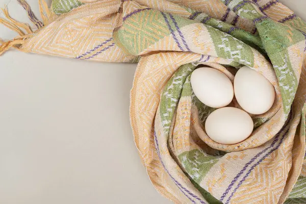 Τρία Φρέσκα Λευκά Αυγά Κοτόπουλου Στο Τραπεζομάντιλο Υψηλής Ποιότητας Φωτογραφία — Φωτογραφία Αρχείου