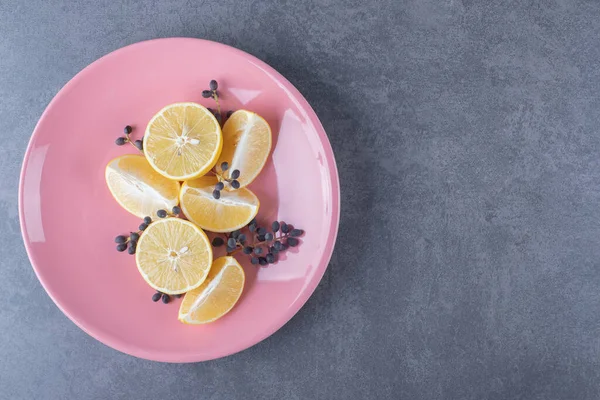Вид Зверху Свіжі Органічні Скибочки Лимонів Рожевій Тарілці Сірому Фоні — стокове фото