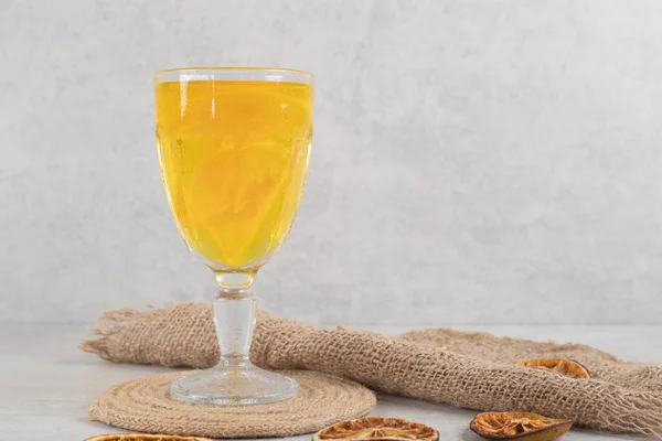 Glas Verse Limonade Met Sinaasappelschijfjes Hoge Kwaliteit Foto — Stockfoto