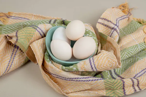Αρκετά Φρέσκα Λευκά Αυγά Κοτόπουλου Στο Τραπεζομάντιλο Υψηλής Ποιότητας Φωτογραφία — Φωτογραφία Αρχείου
