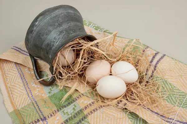Φρέσκα Αυγά Κότας Σανό Αρχαίο Κύπελλο Στο Τραπεζομάντιλο Υψηλής Ποιότητας — Φωτογραφία Αρχείου