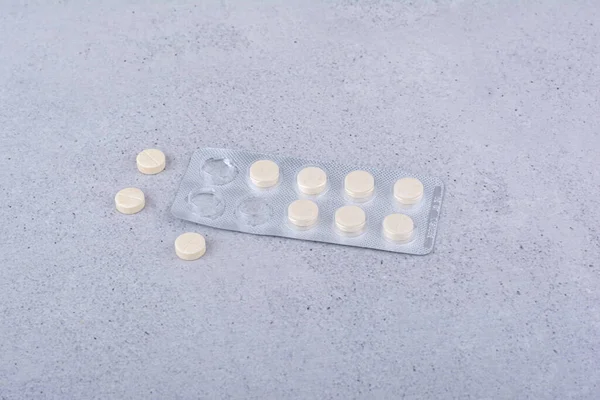 Mermer arka planda bir paket ilaç. Yüksek kalite fotoğraf