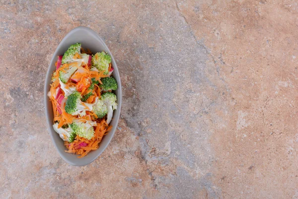 Mísa Míchaného Zeleninového Salátu Vystavená Mramorovém Pozadí Kvalitní Fotografie — Stock fotografie