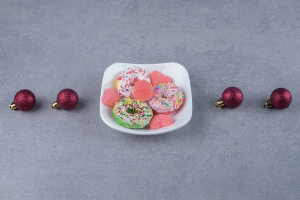 Lijn Van Kerstballen Een Dessertbord Marmeren Achtergrond Hoge Kwaliteit Foto — Stockfoto