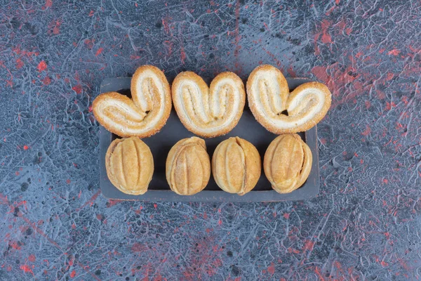 Biscuits Écailleux Boules Biscuits Remplies Caramel Dans Petit Plateau Sur — Photo