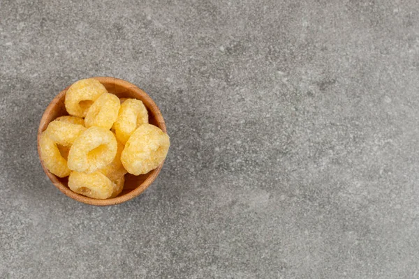 Heerlijke Knapperige Snack Houten Kom Hoge Kwaliteit Foto — Stockfoto