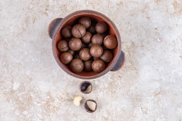 Σοκολατένιες Μπάλες Στοιβαγμένες Μια Μικρή Κατσαρόλα Μαρμάρινο Φόντο Υψηλής Ποιότητας — Φωτογραφία Αρχείου