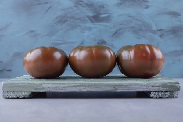 Τρεις Ώριμες Ντομάτες Ξύλινη Σανίδα Υψηλής Ποιότητας Φωτογραφία — Φωτογραφία Αρχείου