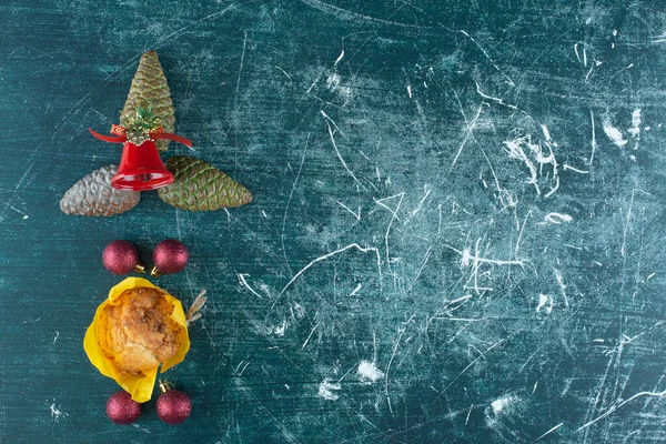 Πεντανόστιμο Φρέσκο Μάφιν Χριστουγεννιάτικες Μπάλες Και Κουκουνάρια Υψηλής Ποιότητας Φωτογραφία — Φωτογραφία Αρχείου