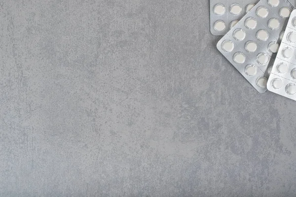 Gri arka planda beyaz haplı kabarcıklar var. Yüksek kalite fotoğraf