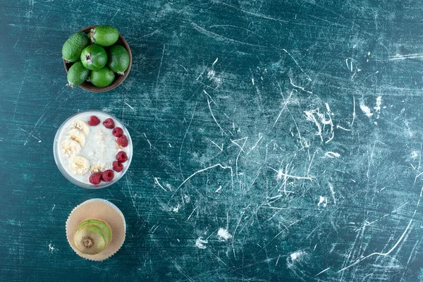 Batido Lechoso Con Frutas Bayas Aparte Foto Alta Calidad — Foto de Stock