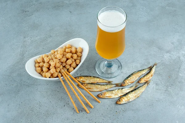 Een Glas Bier Met Erwten Vis Grijze Achtergrond Hoge Kwaliteit — Stockfoto