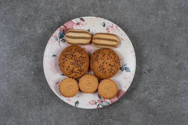 Kex Och Kaka Tallriken Marmor Bakgrund Högkvalitativt Foto — Stockfoto