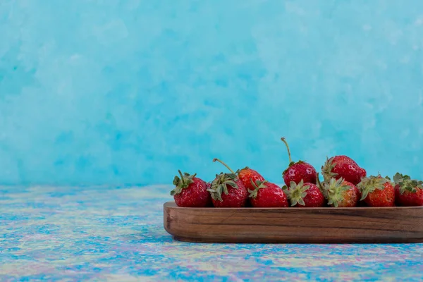 Rote Erdbeeren Holzbrett Isoliert Auf Blauem Hintergrund — Stockfoto