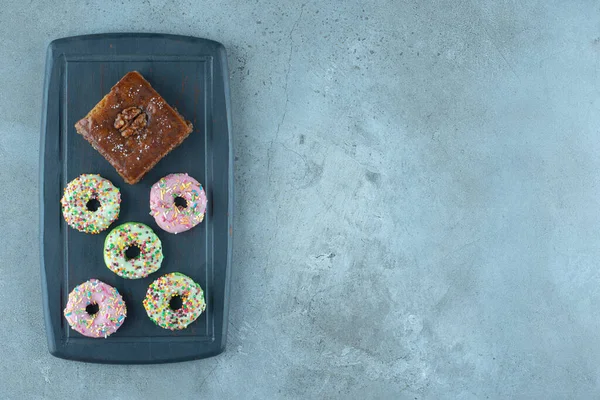 Bakhlava Donuts Een Marineplank Marmeren Achtergrond Hoge Kwaliteit Foto — Stockfoto