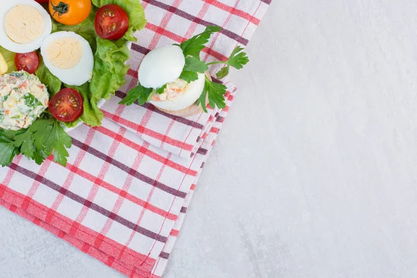 Śniadanie Zestaw Warzyw Gotowane Jajka Mała Porcja Sałatki Talerzu Ręczniku — Zdjęcie stockowe