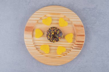 Donut ve Marmelades mermer arka planda bir tabakta. Yüksek kalite fotoğraf