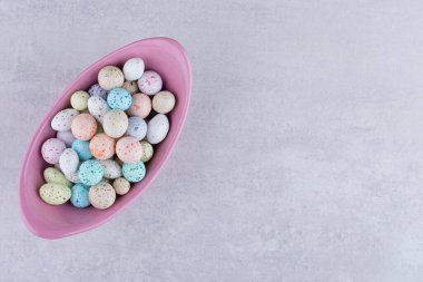 Beton kaplama bir tabakta renkli taş şekerler. Yüksek kalite fotoğraf