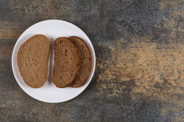 Lezzetli ekmek dilimleri beyaz tabakta. Yüksek kalite fotoğraf