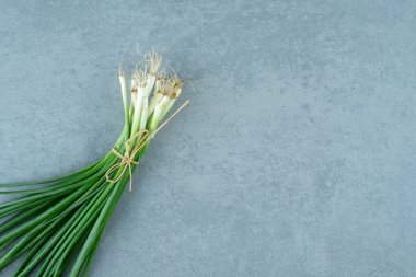 Mermer zemin üzerinde taze taze taze soğan. Yüksek kalite fotoğraf