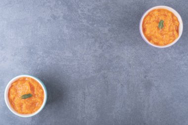 Mermer zemin üzerinde iki kase mercimek çorbası. Yüksek kalite fotoğraf