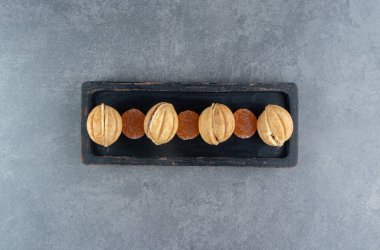 Meyve jöleli fındıklı tatlı kurabiyeler. Yüksek kalite fotoğraf