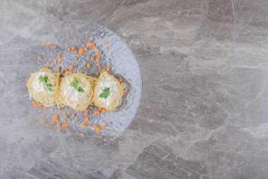 Spagetti, yoğurt ve yeşil sebzeli rendelenmiş havuç, mermer kaplama. Yüksek kalite fotoğraf