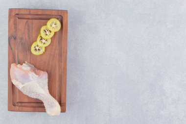 Küçük porsiyon tavuk budu ve dilimlenmiş limon, mavi arka planda. Yüksek kalite fotoğraf