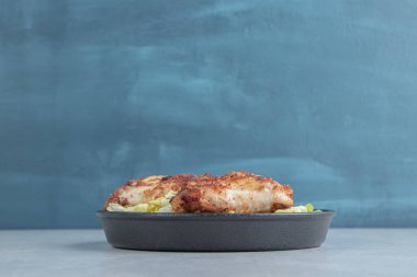 Kızarmış tavuk eti ve kızarmış patlıcanla ahşap bir tahta. Yüksek kalite fotoğraf