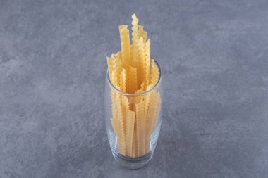 Bardakta çeşitli şekillerde kuru makarna yığını. Yüksek kalite fotoğraf