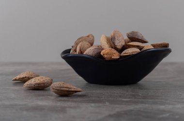 Kavanozda aromalı bademler, mermer arka planda. Yüksek kalite fotoğraf