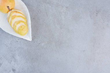 Mermer arka planda armut servis eden süslü bir tabak. Yüksek kalite fotoğraf