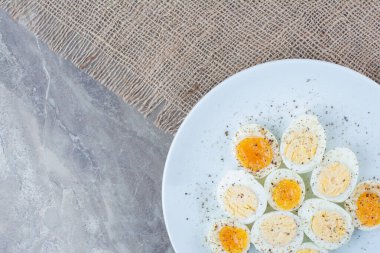 Beyaz tabakta baharatlı haşlanmış lezzetli yumurtalar. Yüksek kalite fotoğraf