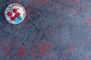 Kremalı kek, soyut arka planda patatesli bir kutuda. Yüksek kalite fotoğraf