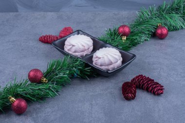 Noel topları ve kozalaklı iki pembe zephyrs nefis. Yüksek kalite fotoğraf