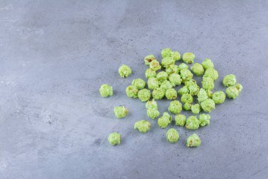 Mermer zemin üzerinde küçük bir paket patlamış mısır. Yüksek kalite fotoğraf