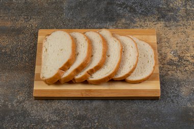 Tahtada beyaz ekmek dilimleri. Yüksek kalite fotoğraf